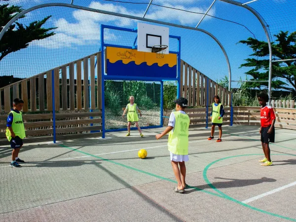 Jouer au basket au camping Roan La Dune Des Sables.