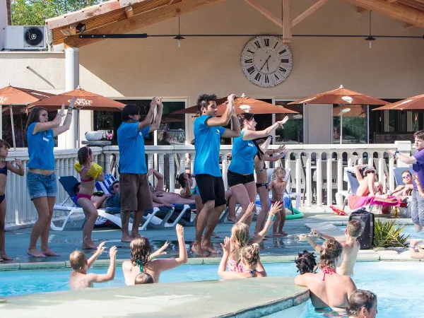 Animation de la piscine au camping Roan La Grand Terre.