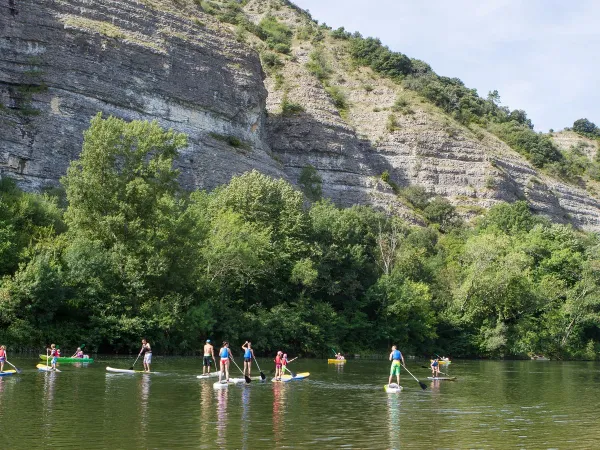 Des gens à la sauvette sur l'Ardèche depuis le camping de Roan Le Grand'Terre.