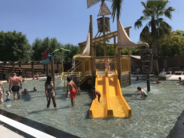 Terrain de jeux d'eau au camping Roan La Masia.