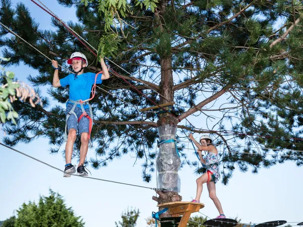 Forêt d'escalade au camping Roan La Vallée.