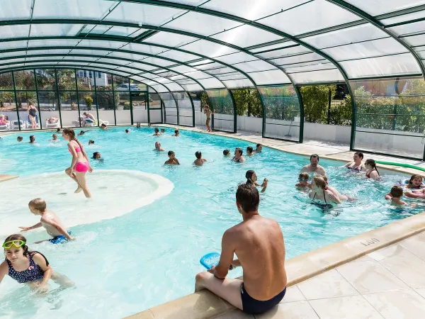 Piscine couverte au camping Roan La Vallée.