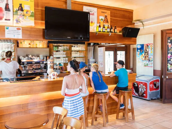 Un bar au Roan camping La Vallée.