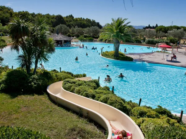 Piscine avec toboggan aquatique au camping Roan Le Capanne.