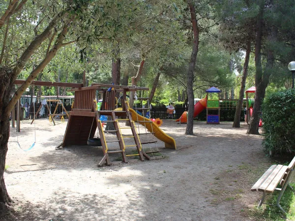 Aire de jeux au camping Roan Le Capanne.