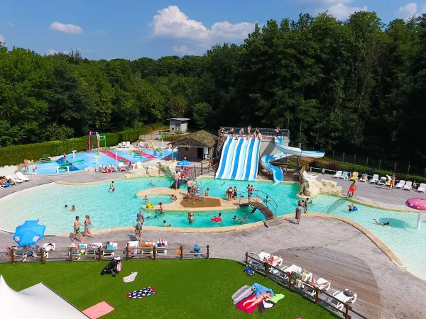 Vue d'ensemble de la piscine du Roan camping de Bonnal.