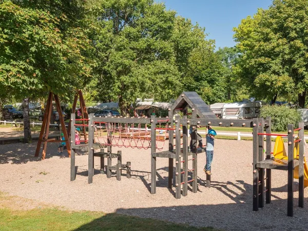 Une aire de jeux au camping Roan de Bonnal.