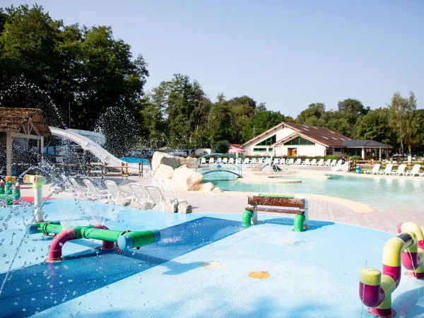 Spraypark et piscine au camping Roan de Bonnal.