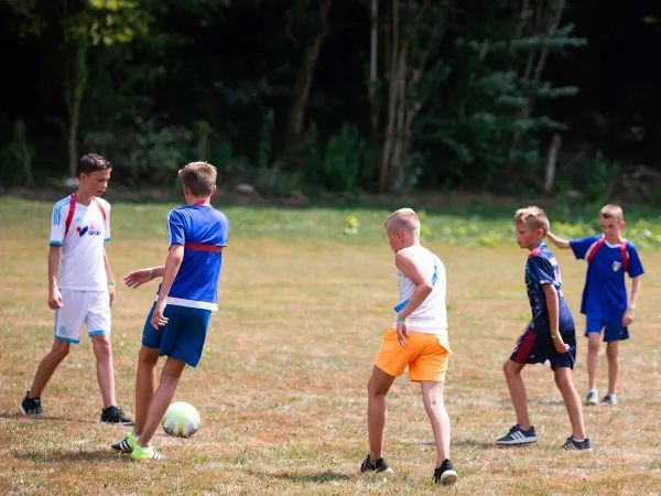 Jouer au football au camping Roan de Bonnal.