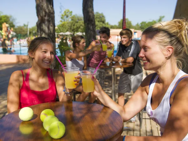 Prendre un verre sur la terrasse du Roan camping Du Verdon.