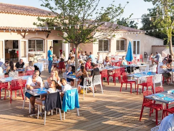 Terrasse au soleil au camping Roan Du Verdon.