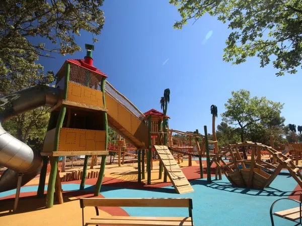 Aire de jeux pour enfants au Roan camping Du Verdon.