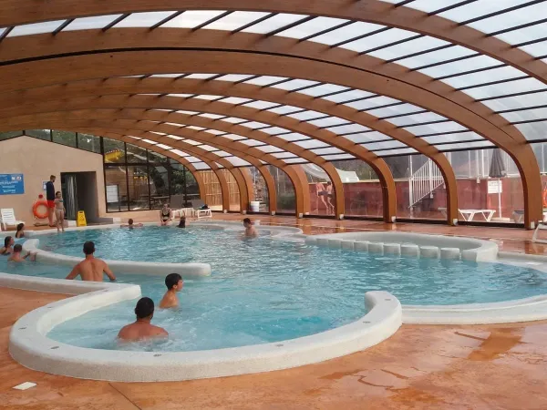 Piscine couverte au Roan camping Du Verdon.