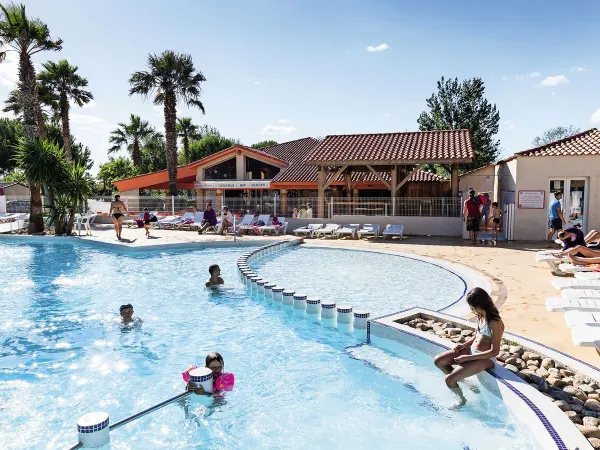 Piscine avec pataugeoire au camping Roan Les Sablines.