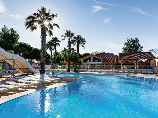 Piscine avec toboggans au camping Roan Les Sablines.