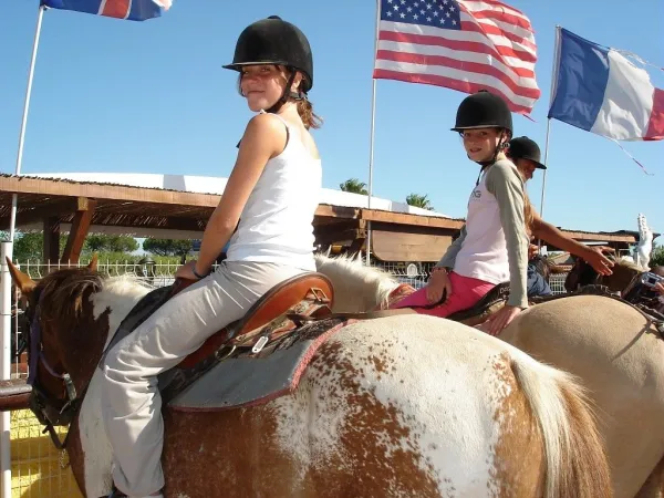 Equitation à poney à proximité du camping Roan Les Sablines.