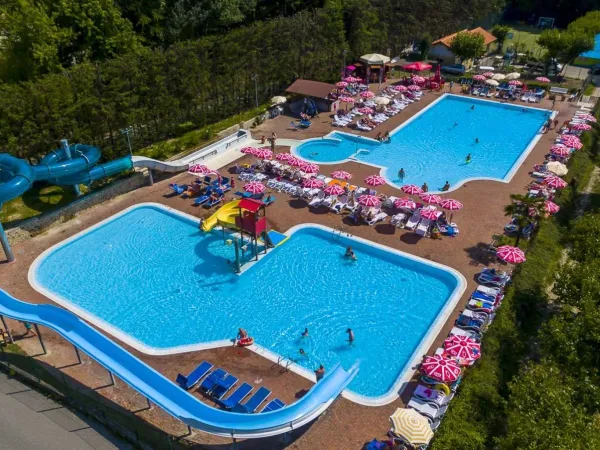 Vue d'ensemble de la piscine du Roan camping Belvedere.