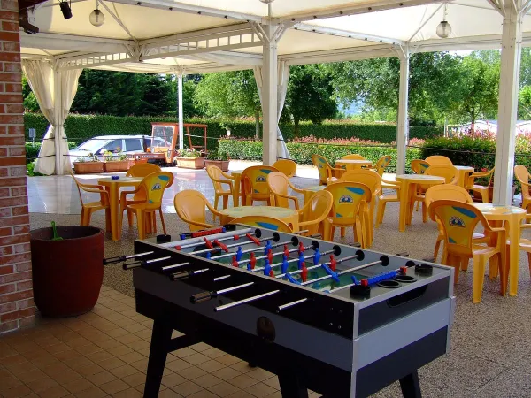 Terrasse avec table de football au camping Roan Okay Lido.