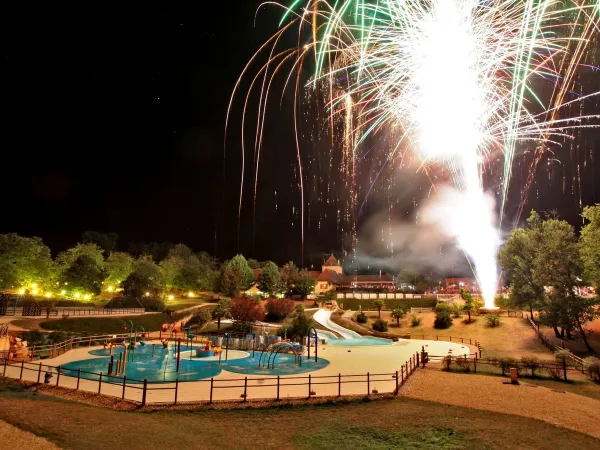 Feu d'artifice au camping de Roan Avit Loisirs.