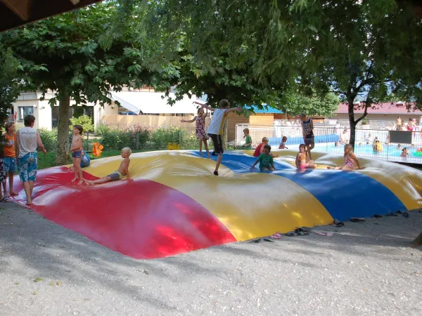 Château gonflable au camping Roan L'Ideal.