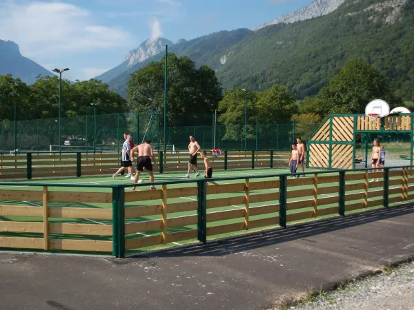 Jouez au football sur le terrain multisports du camping Roan L'Ideal.