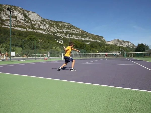 Tennis au camping Roan L'Ideal.