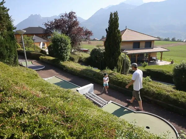 Terrain de golf miniature au camping Roan L'Ideal.