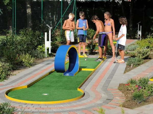 Terrain de golf miniature au camping Roan Mediterraneo.