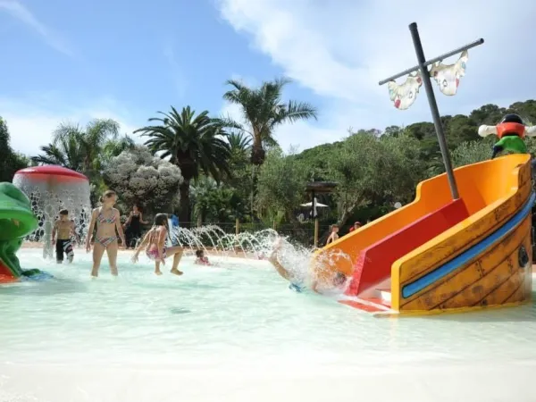 Amusement aquatique à la pataugeoire du camping Roan Rosselba.