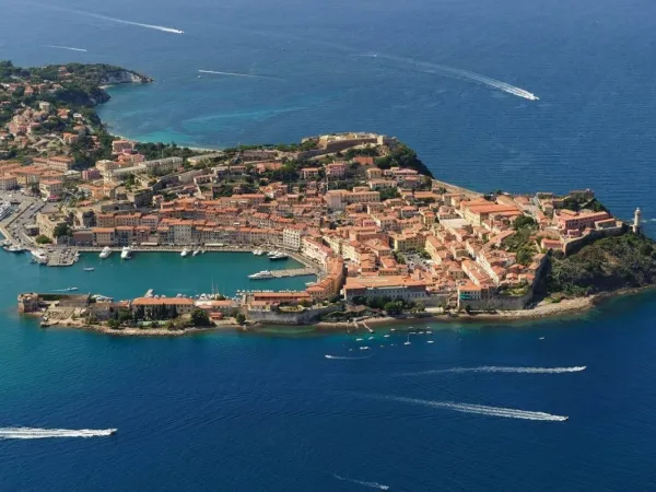 Prise de vue par drone d'un village côtier en Italie.