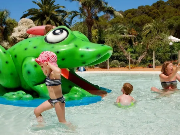 Plaisir aquatique à la piscine du camping Roan Rosselba.