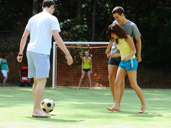 Jeunes footballeurs au camping Roan Rosselba.