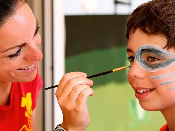 Activité de maquillage au camping Roan Rosselba.