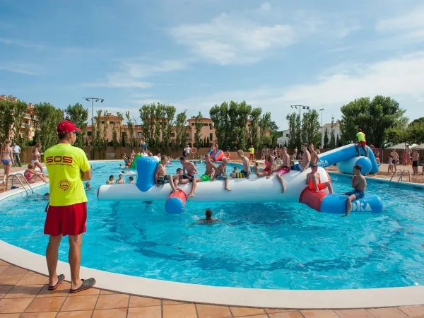 Coussin d'air dans la piscine du camping Roan Playa Brava.