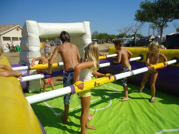 Activité sur coussin d'air au camping Roan Playa Brava.