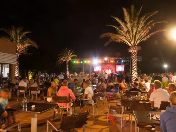 Terrasse en soirée au camping Roan Playa Brava.