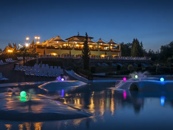 Piscine lagon avec vue sur le restaurant du camping Roan Norcenni Girasole.