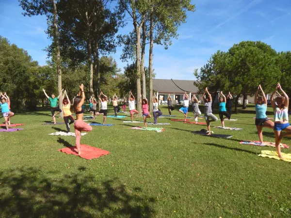 Yoga sur la pelouse du camping Roan Pra'delle Torri.