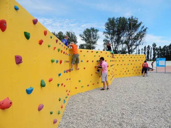 Mur d'escalade au camping Roan Pra'delle Torri.