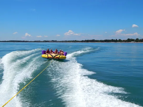 Funtube dans la mer au camping Roan Pra'delle Torri.