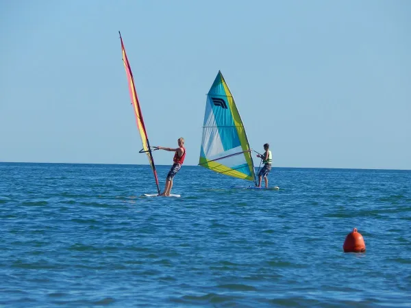 Planche à voile au camping Roan Pra'delle Torri.