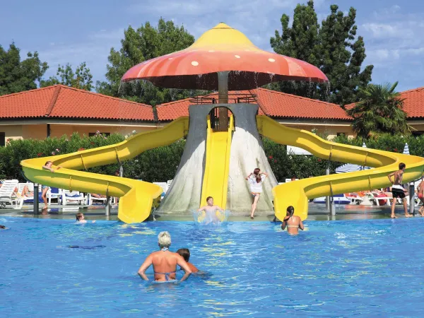 Toboggan dans la piscine du camping Roan Bella Italia.