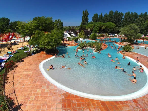 Zone de piscine peu profonde au Roan camping Serignan Plage.