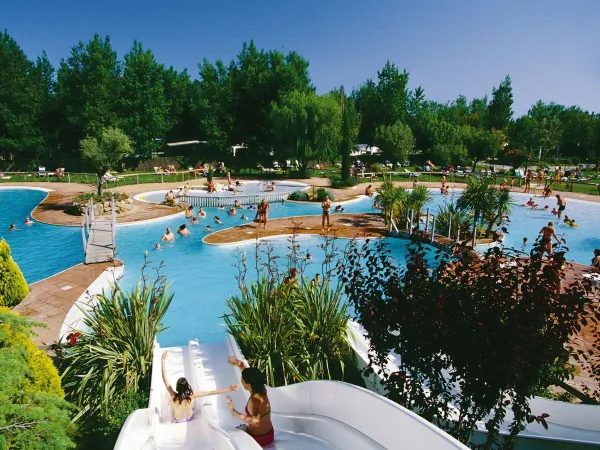 Vue d'ensemble de la piscine du Roan camping Serignan Plage.