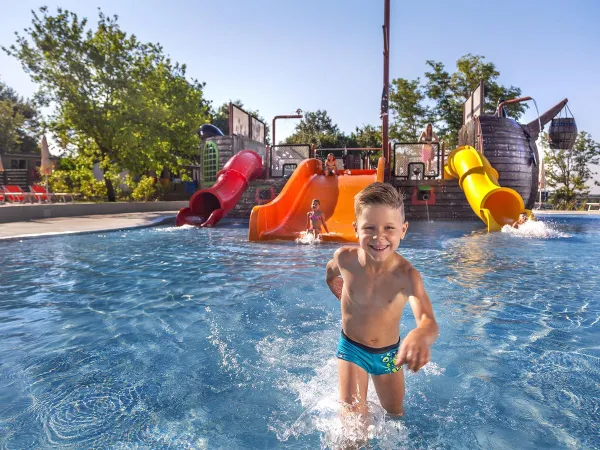 Amusement dans la piscine avec bateau pirate au camping Roan Lanterna.