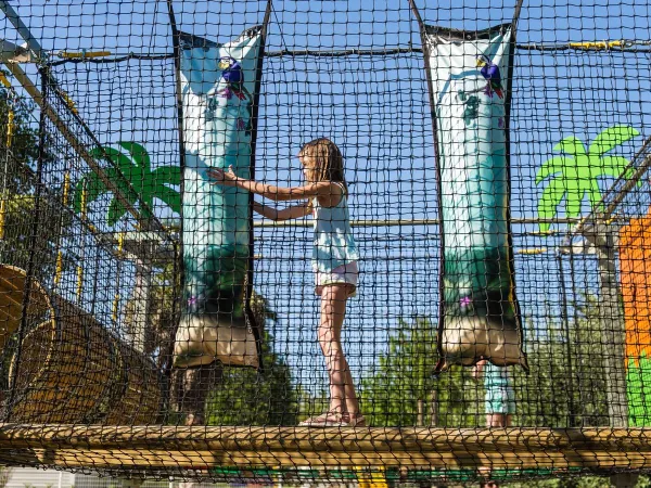 Aire de jeux au camping Roan La Sirène.