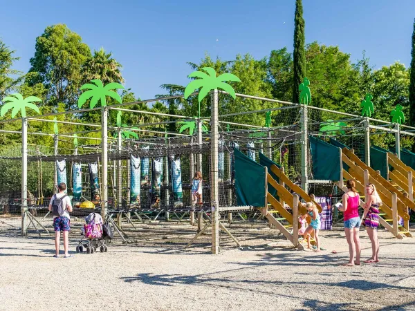 Aire de jeux au camping Roan La Sirène.