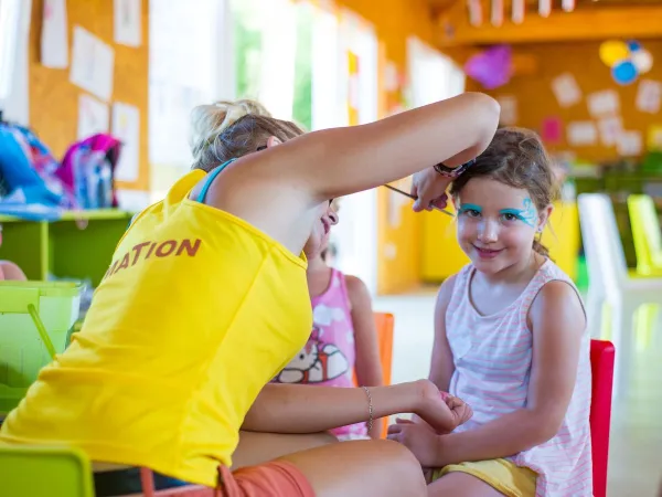 Activité de maquillage au camping Roan La Sirène.