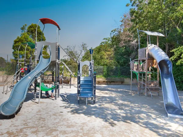 Une aire de jeux au camping Roan La Sirène.