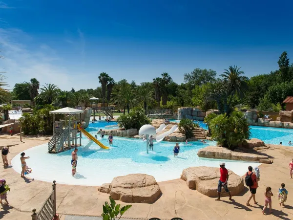 Piscine extérieure au Roan camping La Sirène.